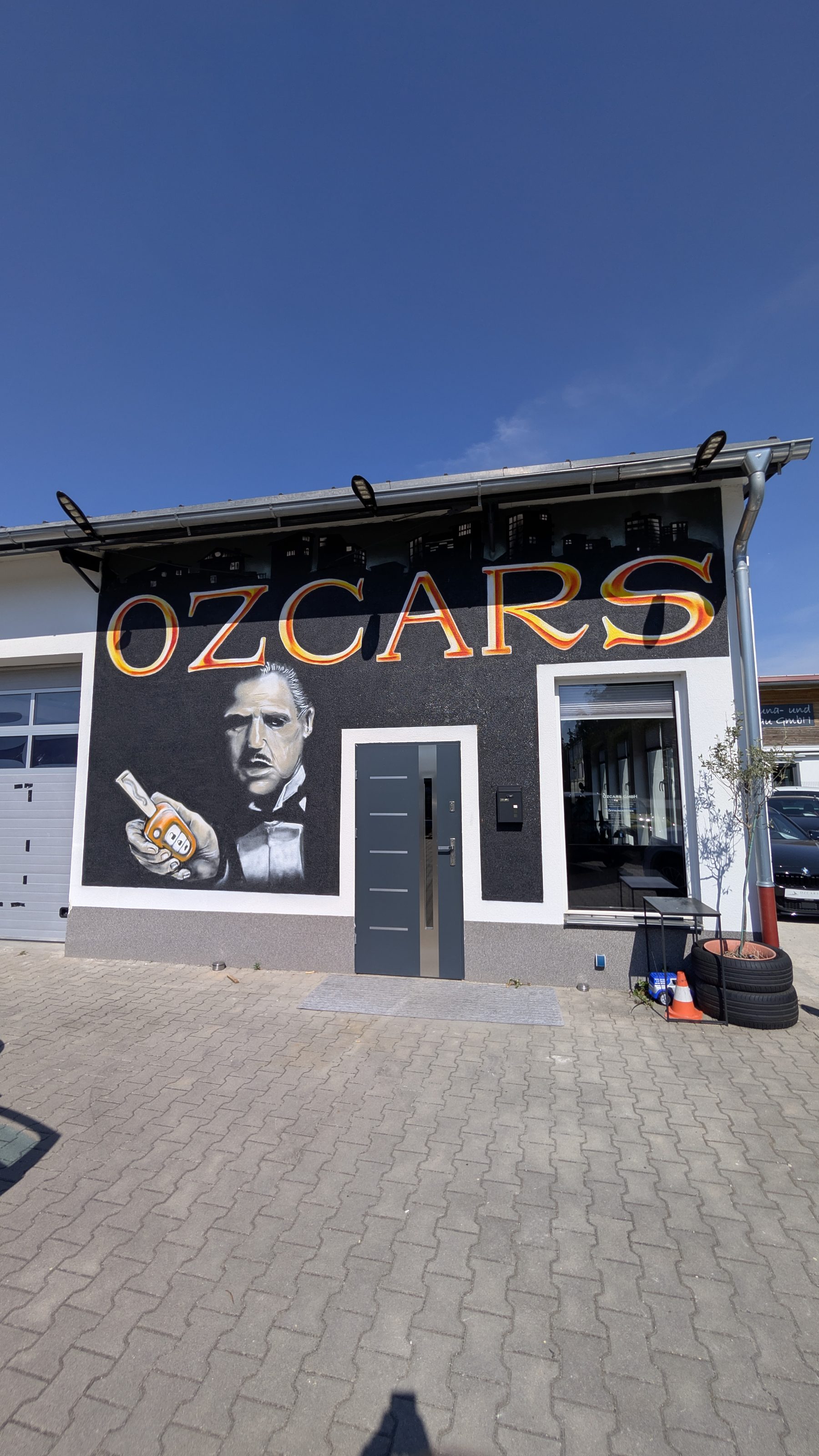 Die OZCARS-Fassade mit dem markanten Godfather-Wandbild